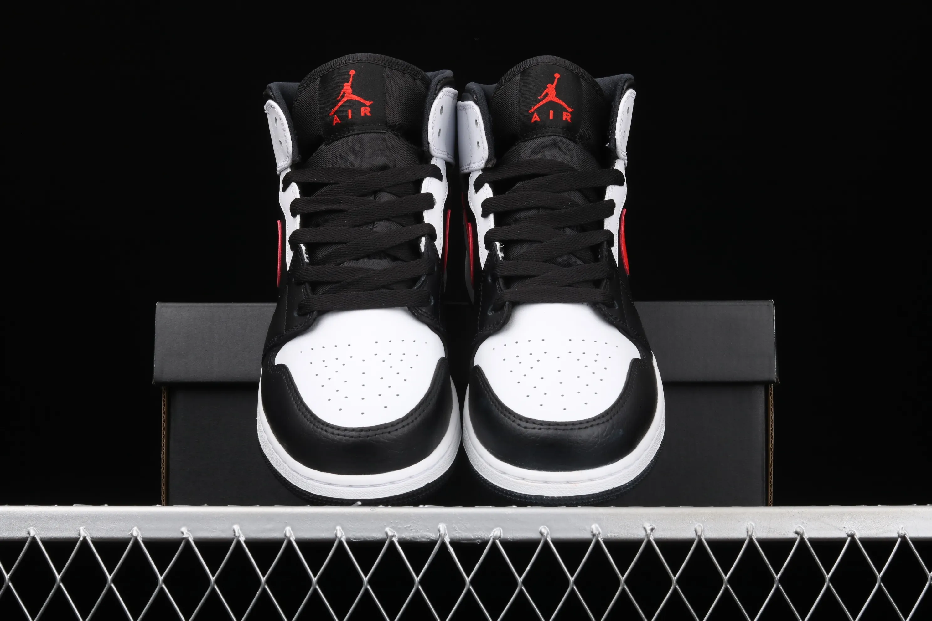 All categories Air Jordan Jordan series basketball shoes Air Jordan 1 Mid G version pure original Air Jordan 1 Mid AJ1 Joe 1 black and white red hook Zhongbang basketball shoes 554725-075